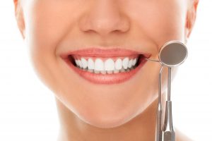 Жінка посміхаючись перебуваючи у зубного лікаря (freedents_dentistry)